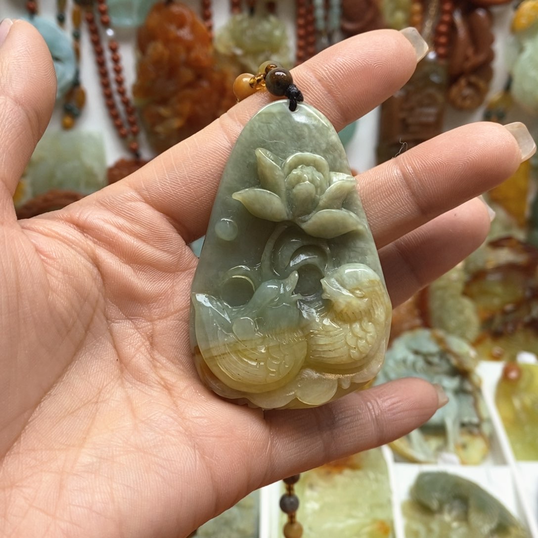 蛇纹石玉颈饰未镶嵌