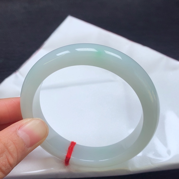 翡翠手镯未镶嵌56圈