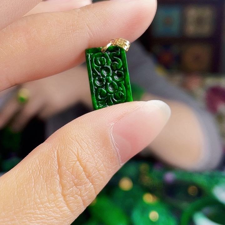 翡翠18K金镶嵌颈饰多样性