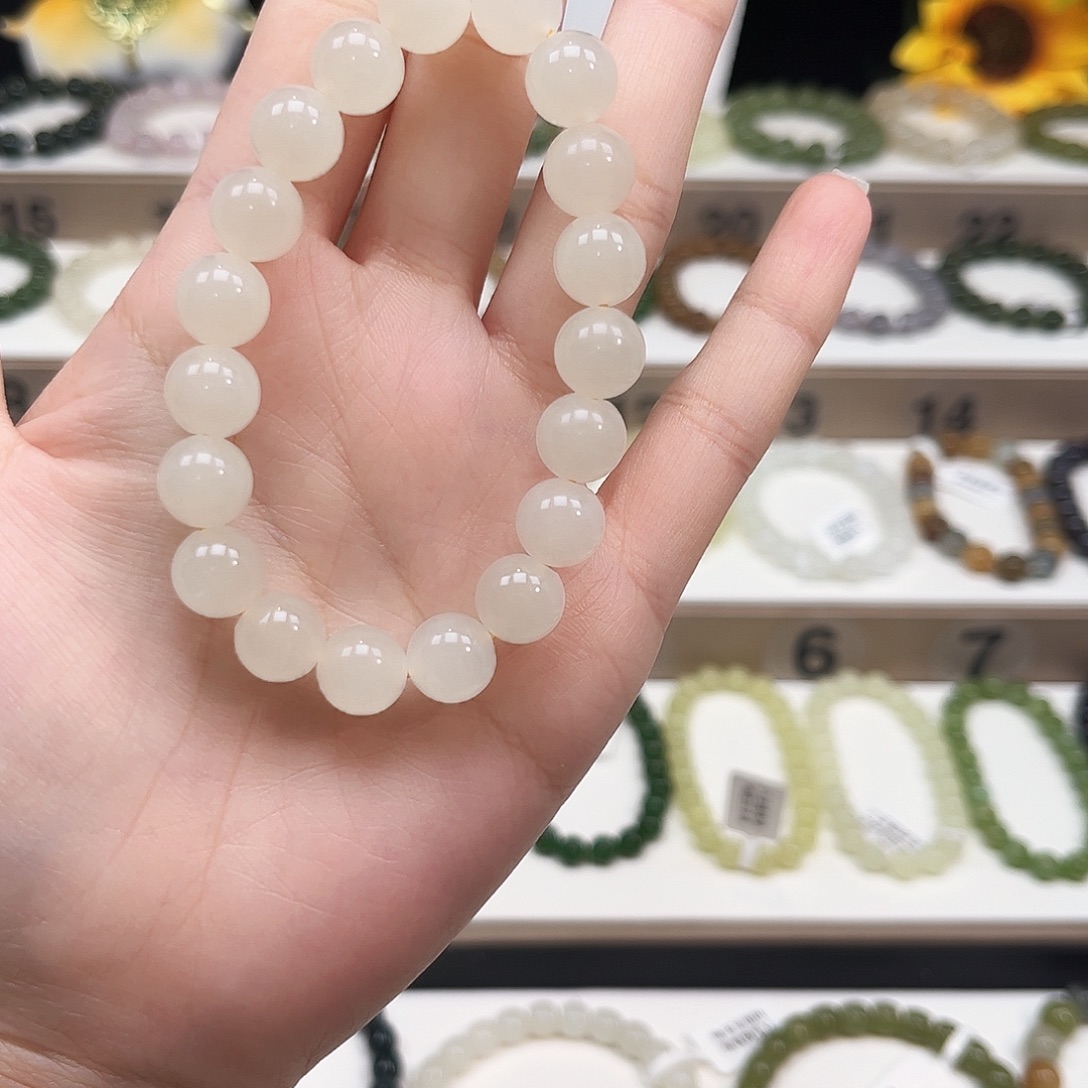 北***。和田玉未镶嵌手链