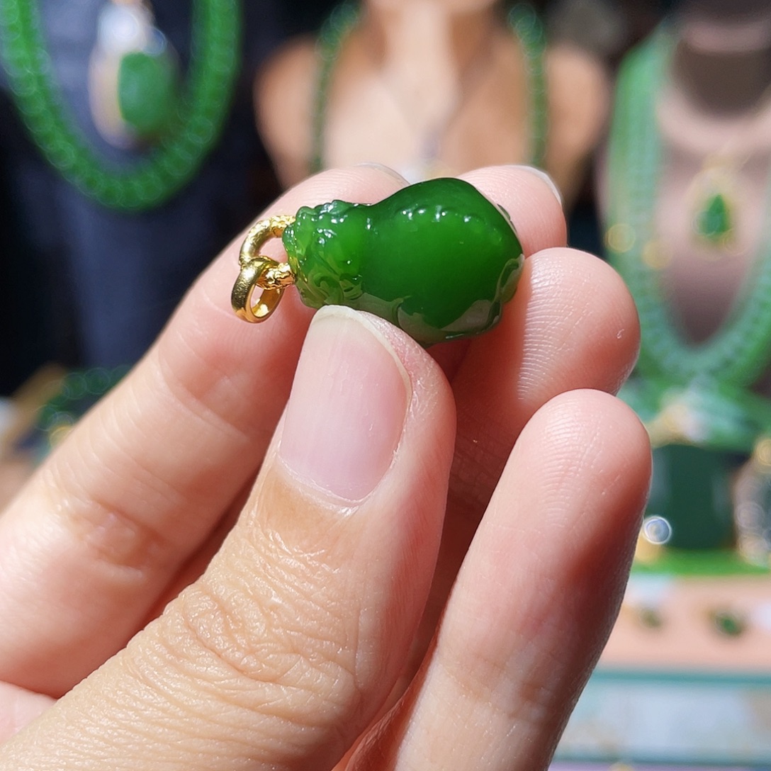 颈饰18K金镶嵌和田玉（碧玉）