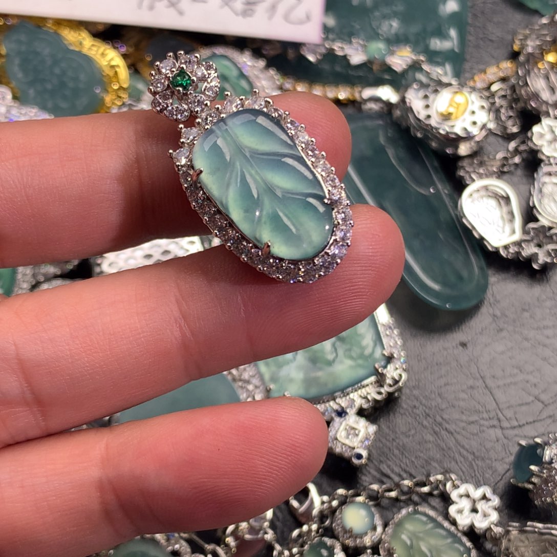 翡翠颈饰未镶嵌叶子