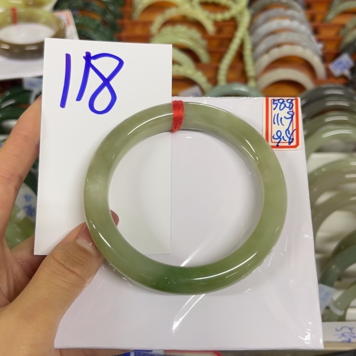 子***依和田玉未镶嵌手镯