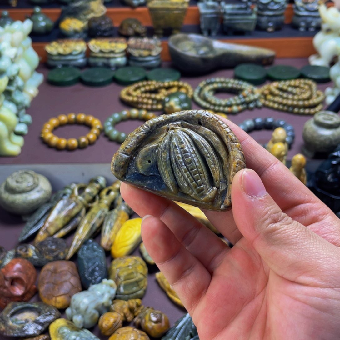 【闪购商品】未镶嵌岫岩河磨玉（透闪石质玉）挂件