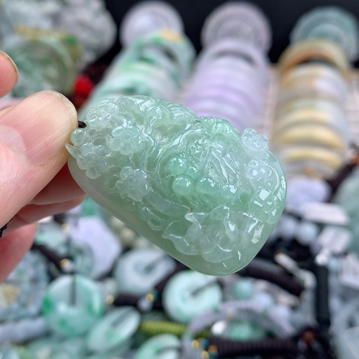 翡翠颈饰未镶嵌吊坠