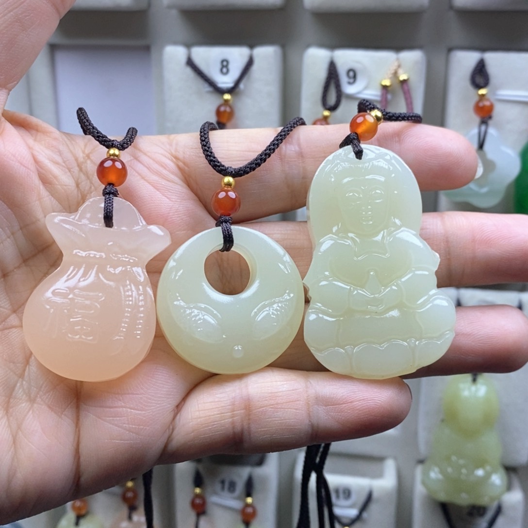 颈饰未镶嵌石英质玉（金丝玉）一***?