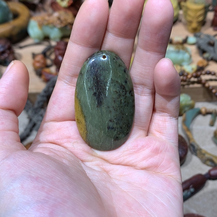 未镶嵌岫岩河磨玉（透闪石质玉）挂件