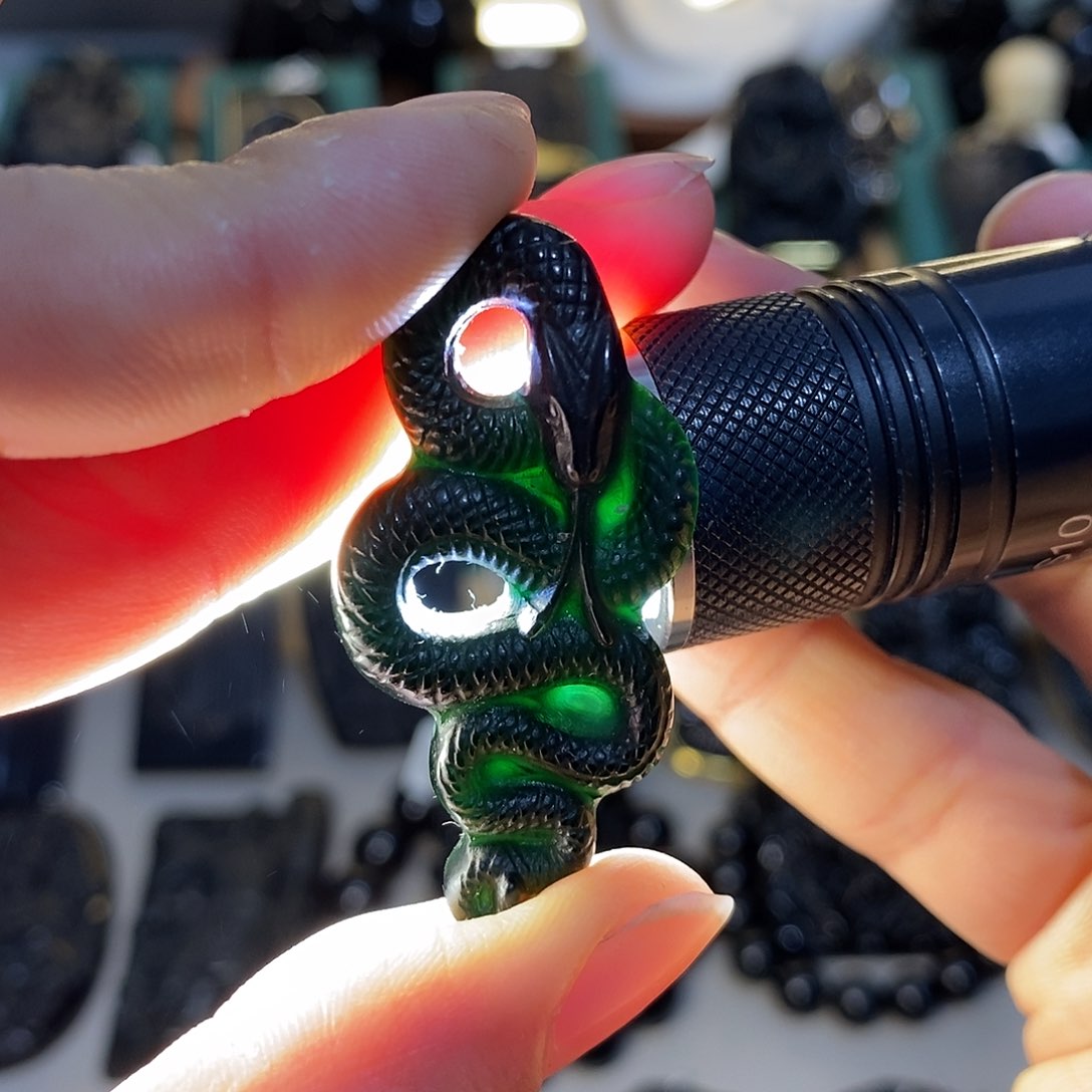 蛇纹石玉颈饰未镶嵌