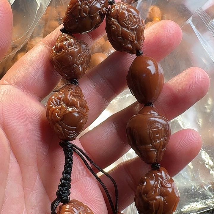 橄榄核吊坠八方来财