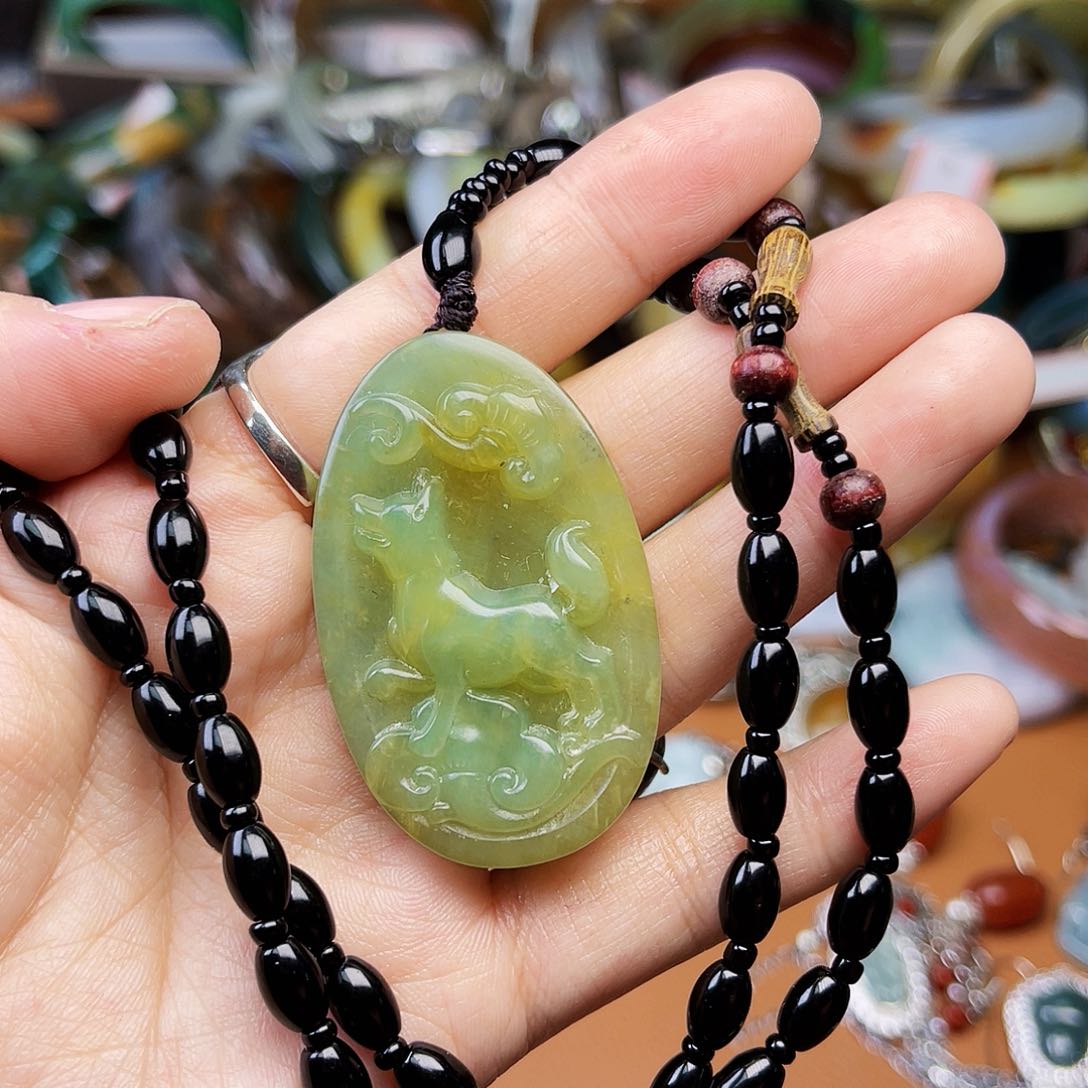 蛇纹石玉颈饰未镶嵌