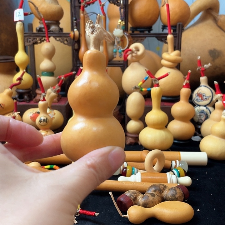 狂****手葫芦丝独奏演员演技还是差一个