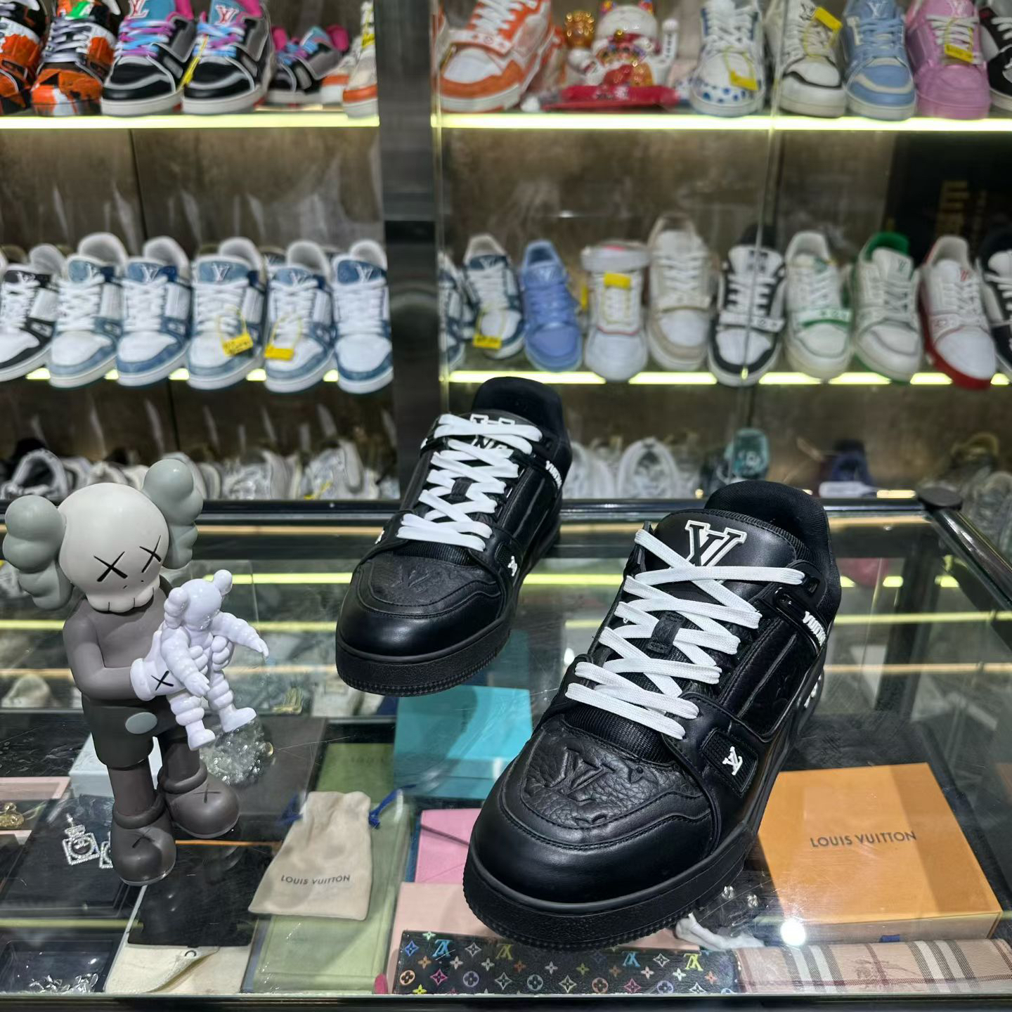 99新 LouisVuitton/路易威登 41码/浮雕纯黑武士板鞋 潮流休闲鞋
