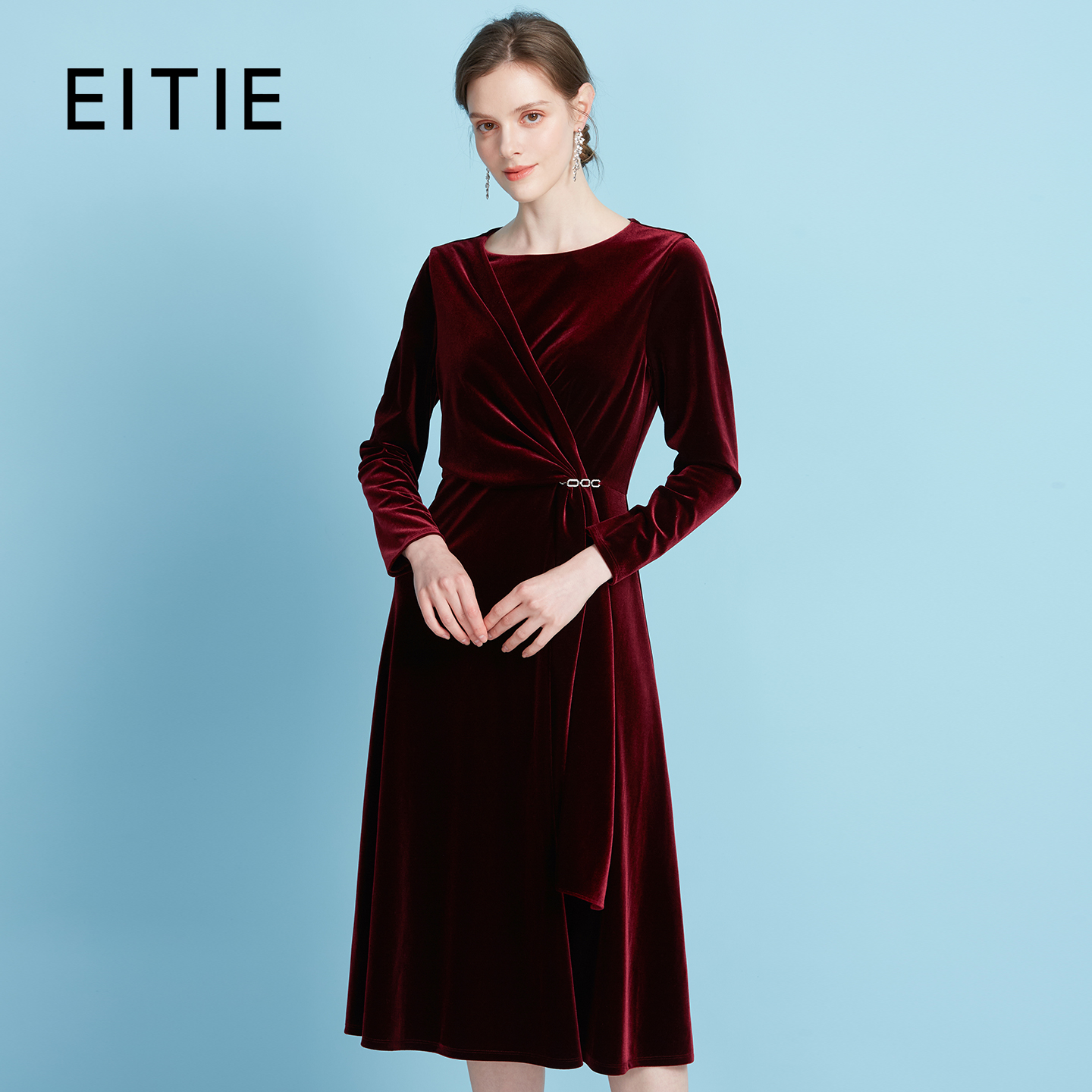 EITIE爱特爱25秋气质圆领收腰显瘦酒红色丝绒长袖连衣裙C2507802