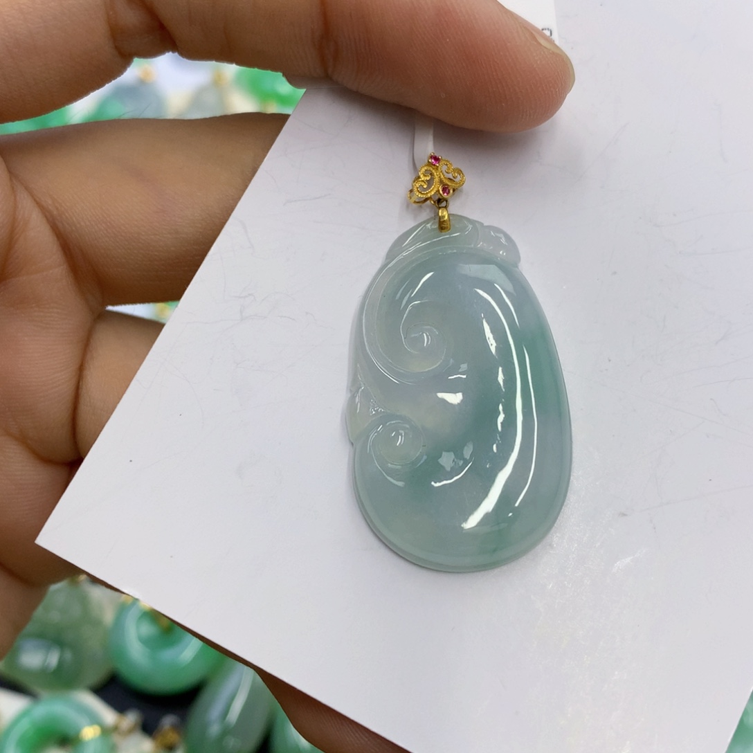 翡翠18K金镶嵌颈饰翡翠