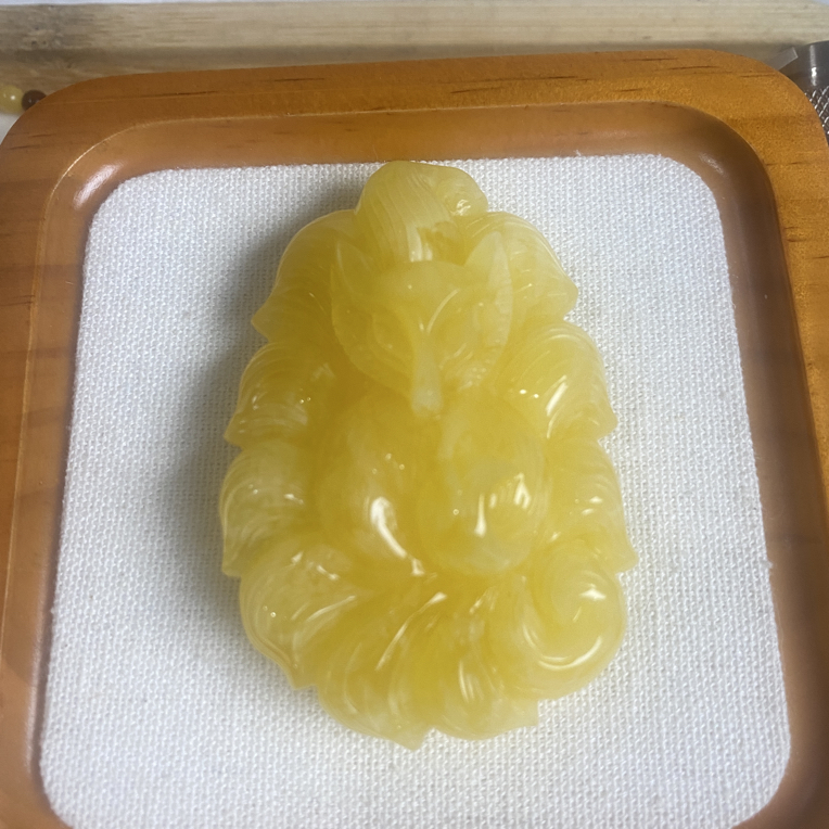 蜜蜡焦皮料精雕九尾狐吊坠