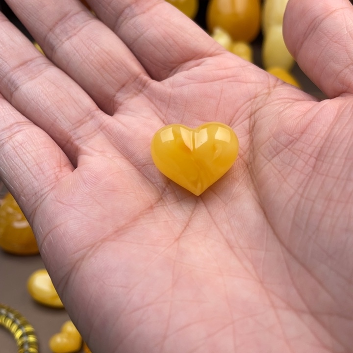 琥珀未镶嵌颈饰如图