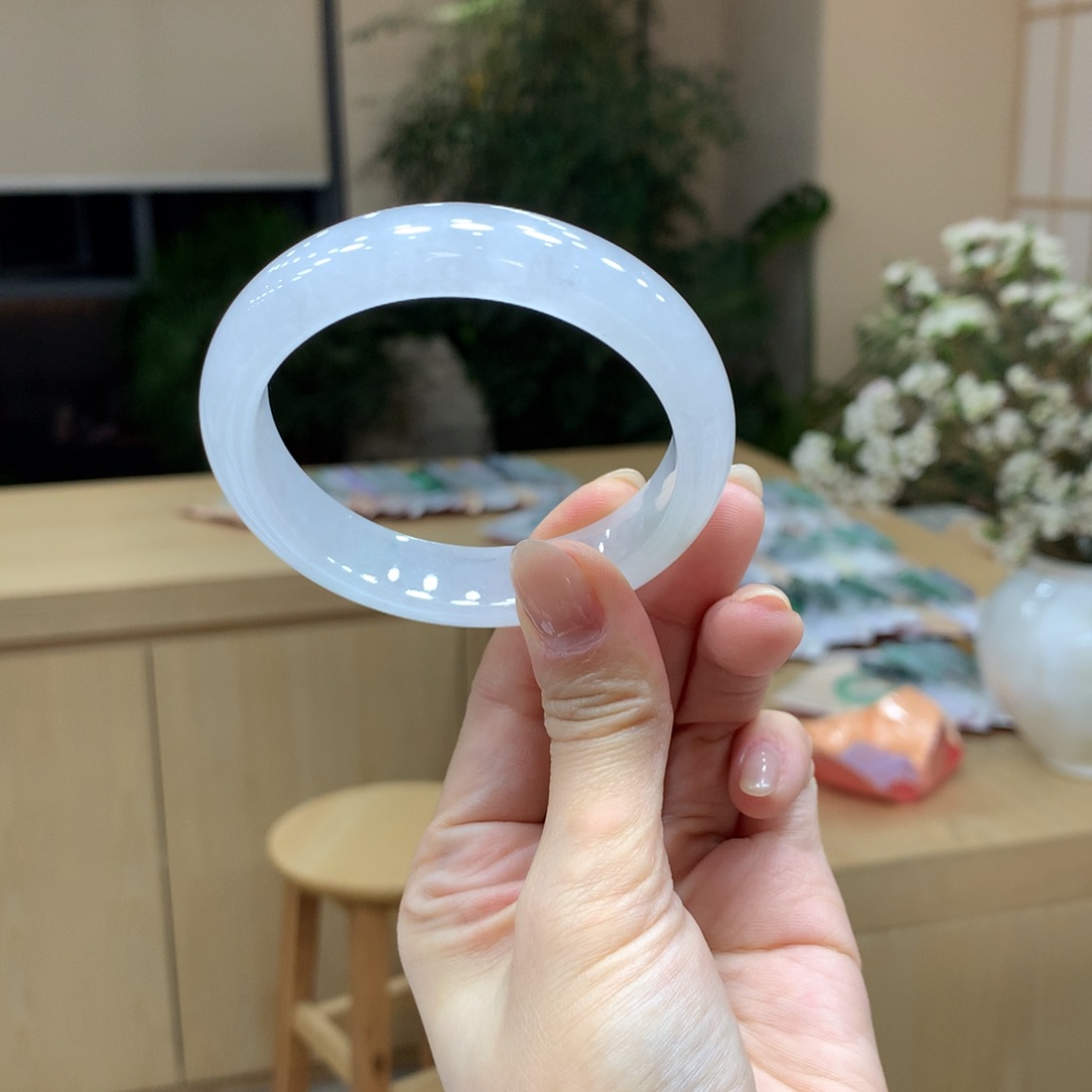 翡翠手镯未镶嵌不退不换