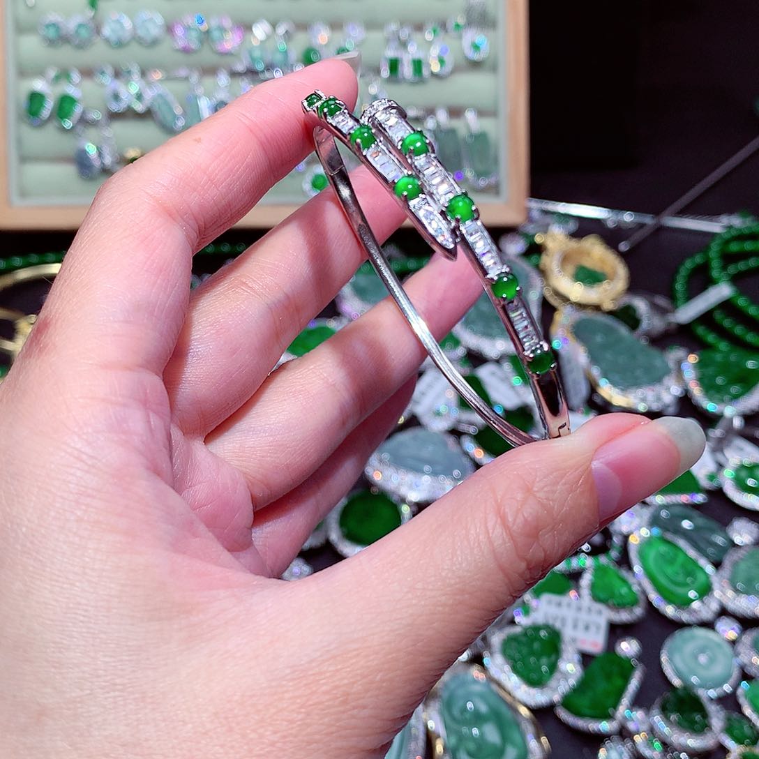 【闪购商品】翡翠吊坠(不含链)未镶嵌