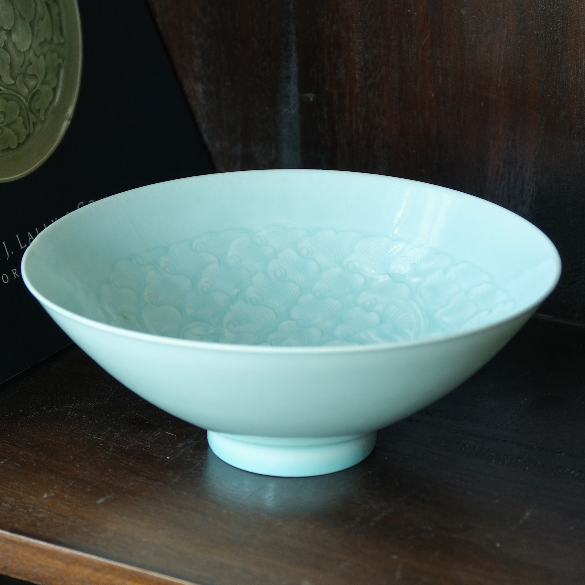 25022110青白釉刻水波游鸭纹碗