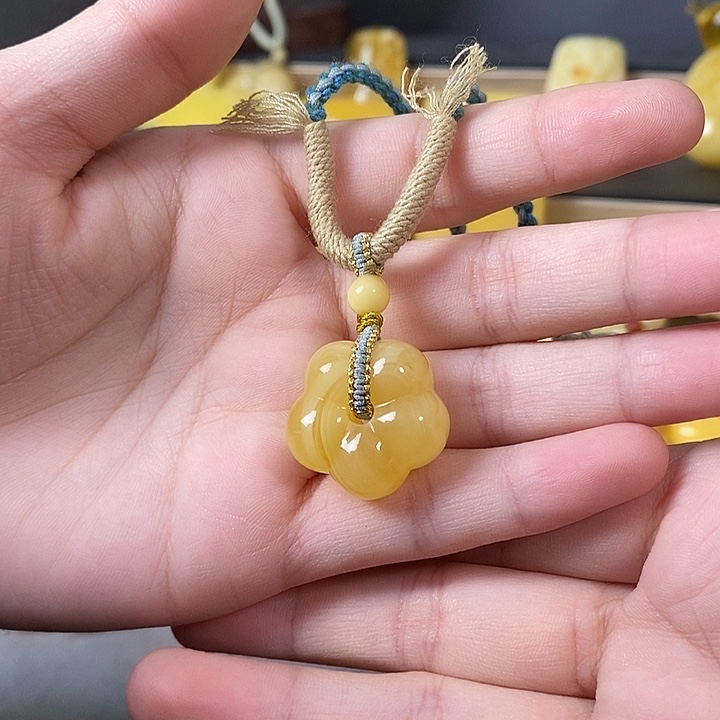 琥珀未镶嵌裸石小花吊坠