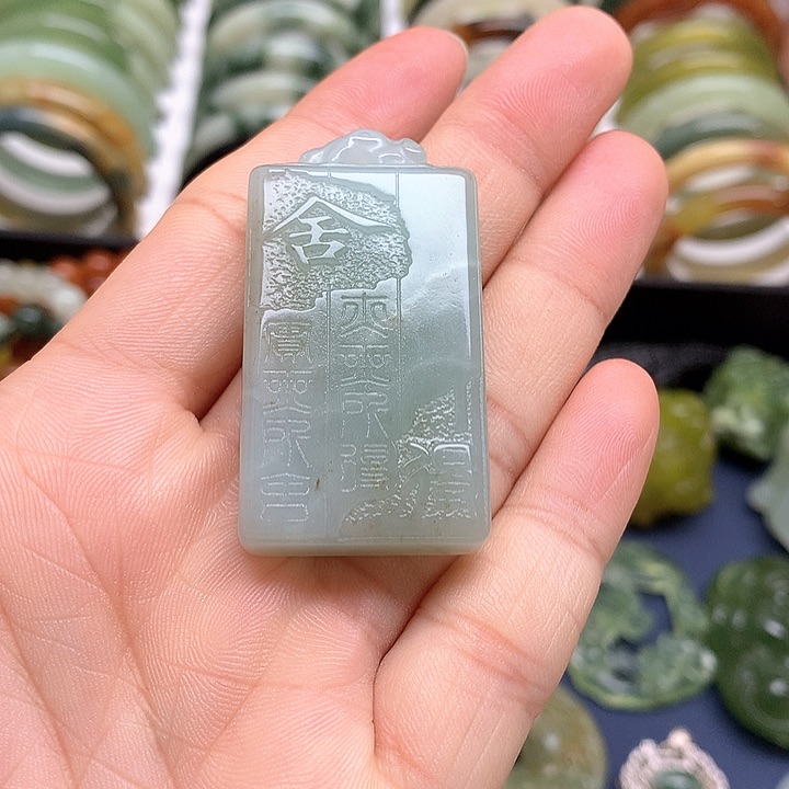 蛇纹石玉挂件未镶嵌