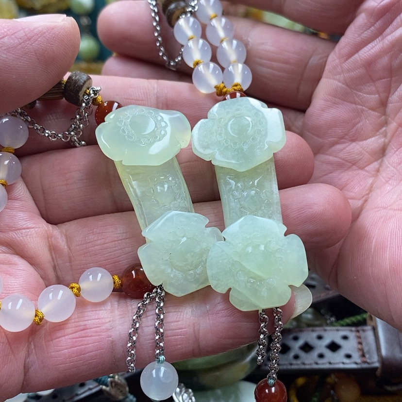 【闪购商品】蛇纹石玉手牌吊坠未镶嵌