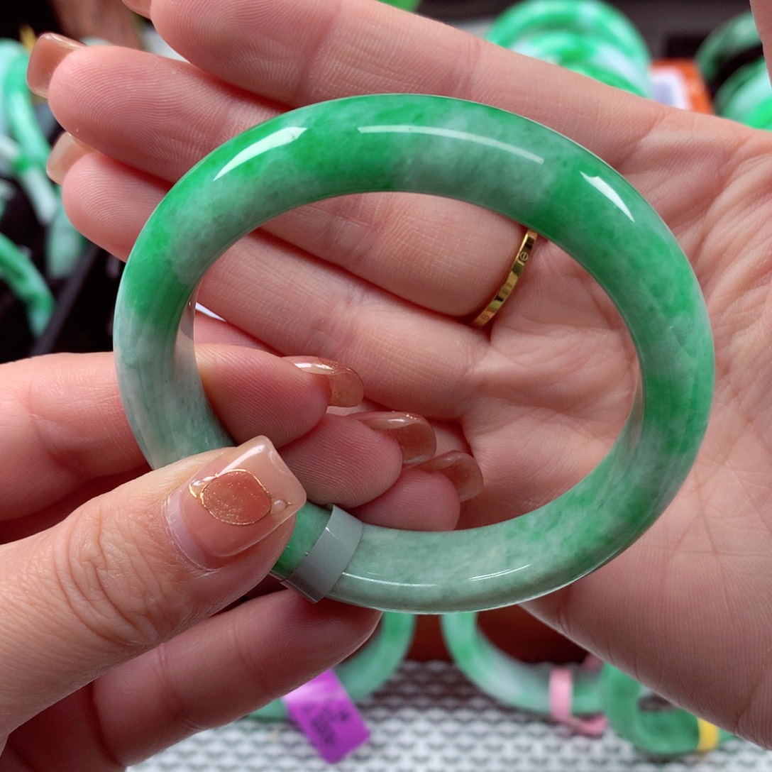 翡翠手镯未镶嵌翡翠