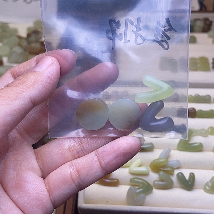 骑***鱼和田玉未镶嵌颈饰