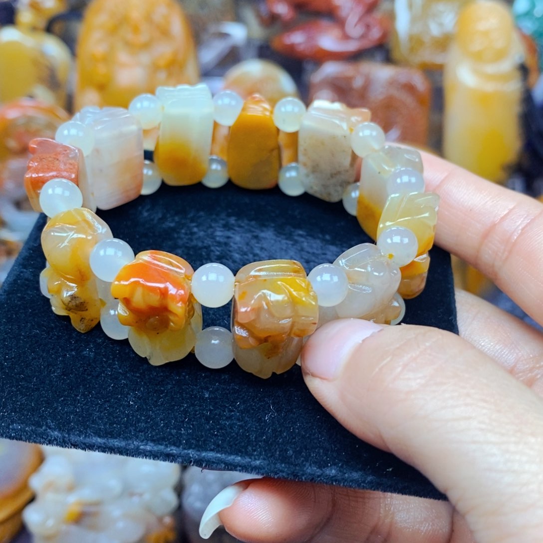石英质玉（黄龙玉）未镶嵌颈饰
