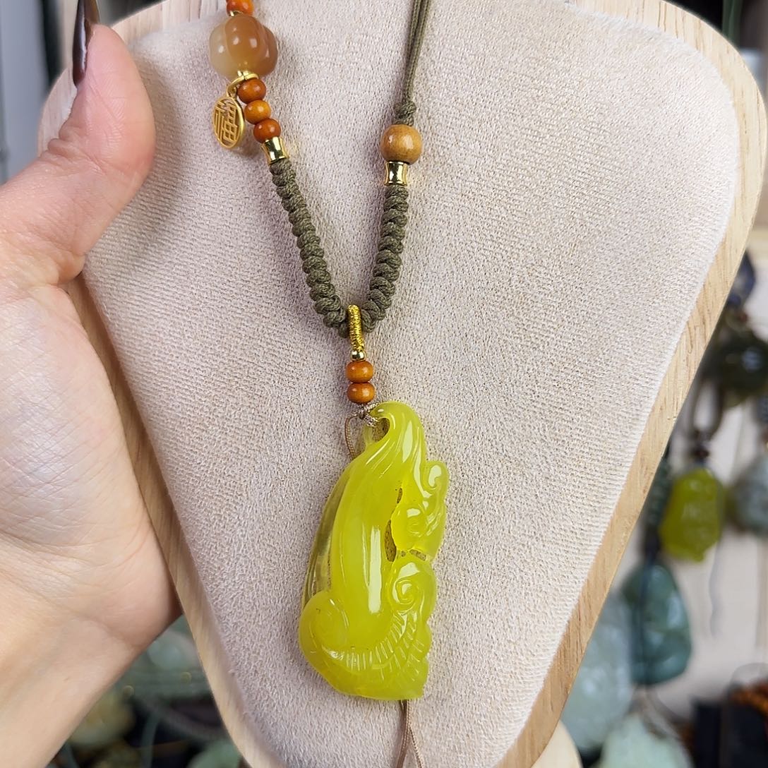 蛇纹石玉未镶嵌颈饰