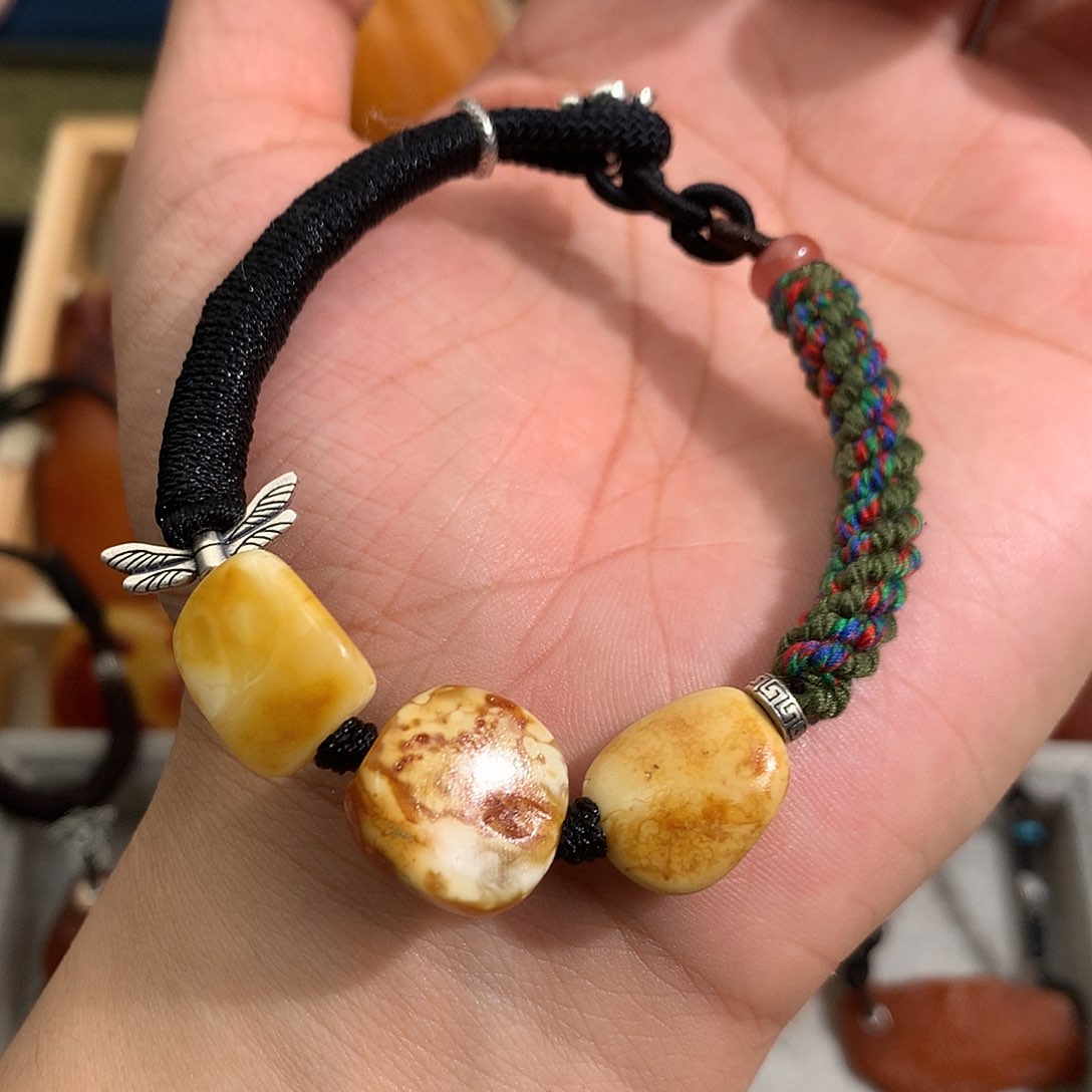 蜜蜡裸石未镶嵌在