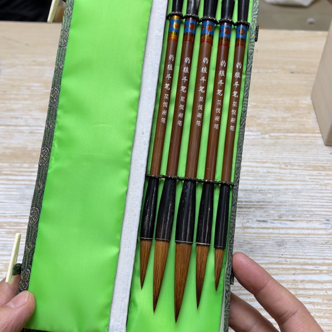 瓷片p****o密密麻麻地排列着一个