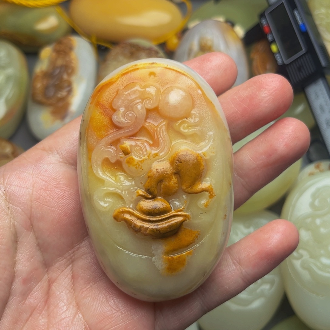 叶***云石材方解石手把件兔