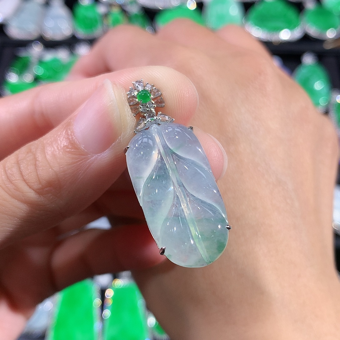 翡翠18K金镶嵌颈饰