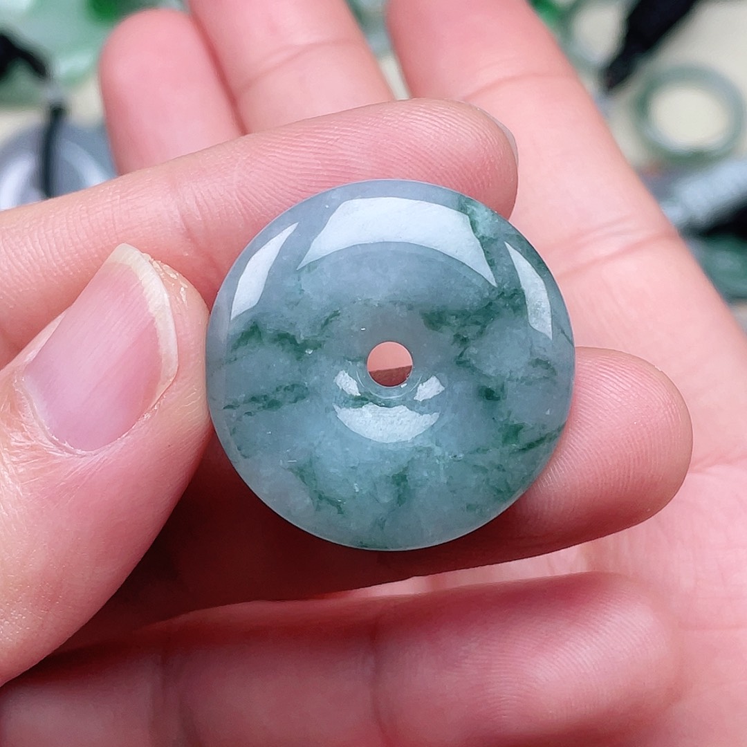 翡翠未镶嵌颈饰平安扣