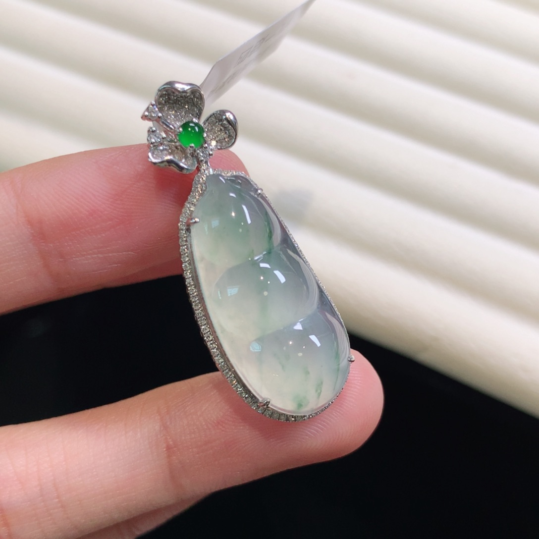 翡翠颈饰18K金镶嵌福豆