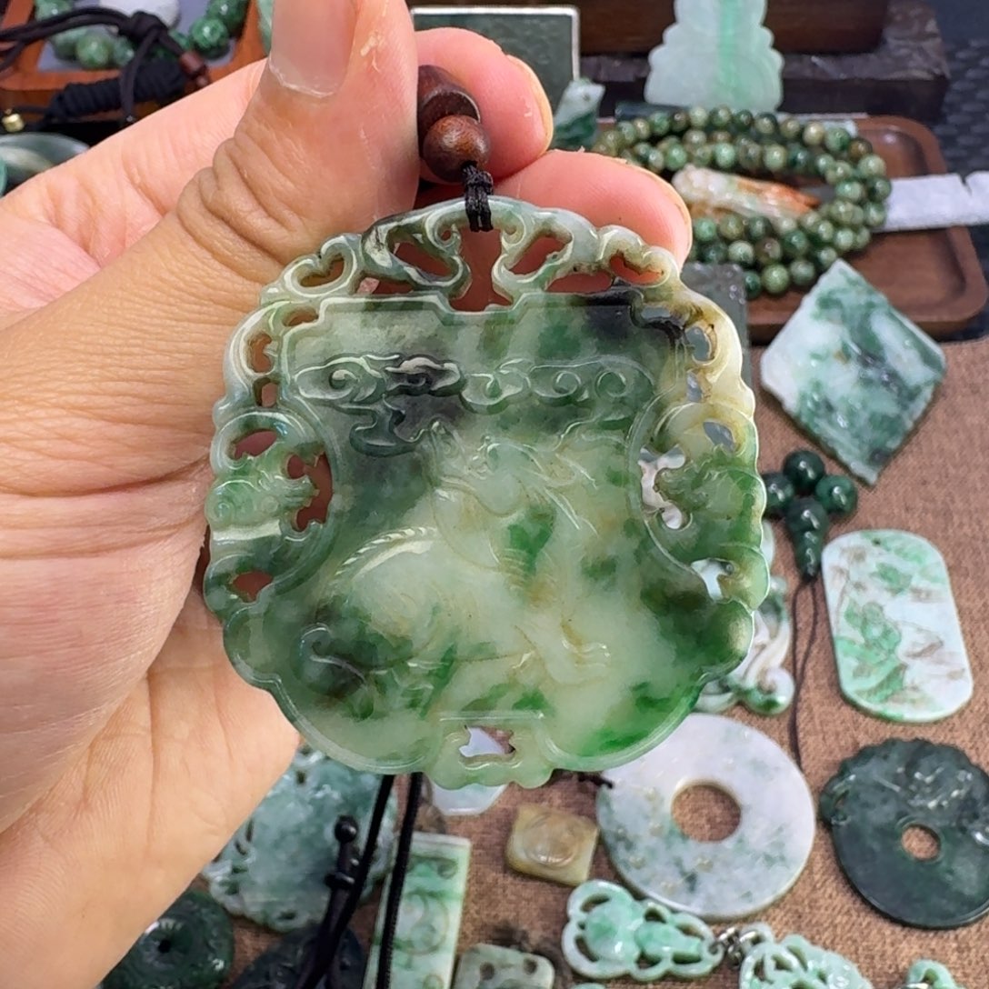 翡翠未镶嵌颈饰翡翠未镶嵌颈饰