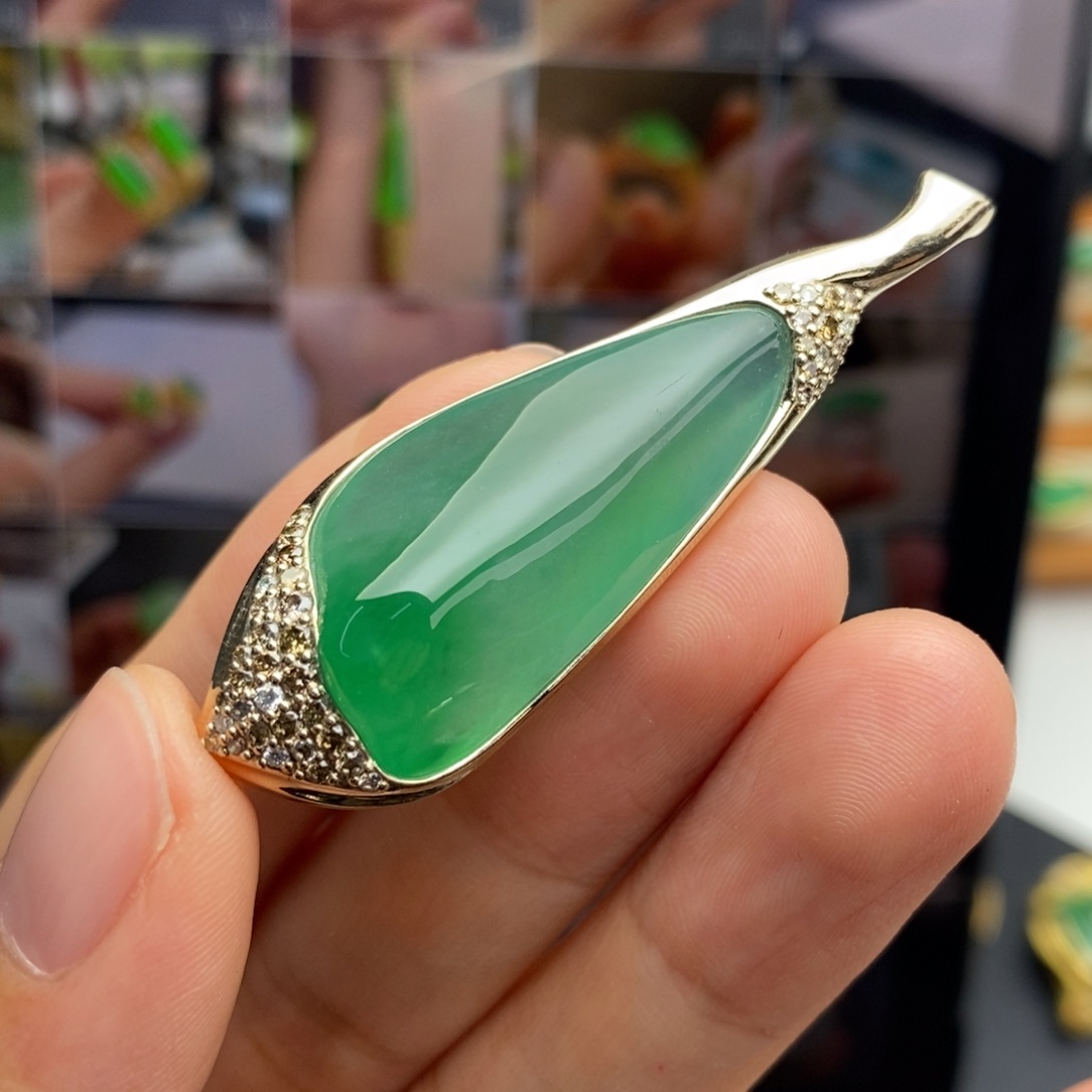 翡翠18K金镶嵌颈饰    凤羽