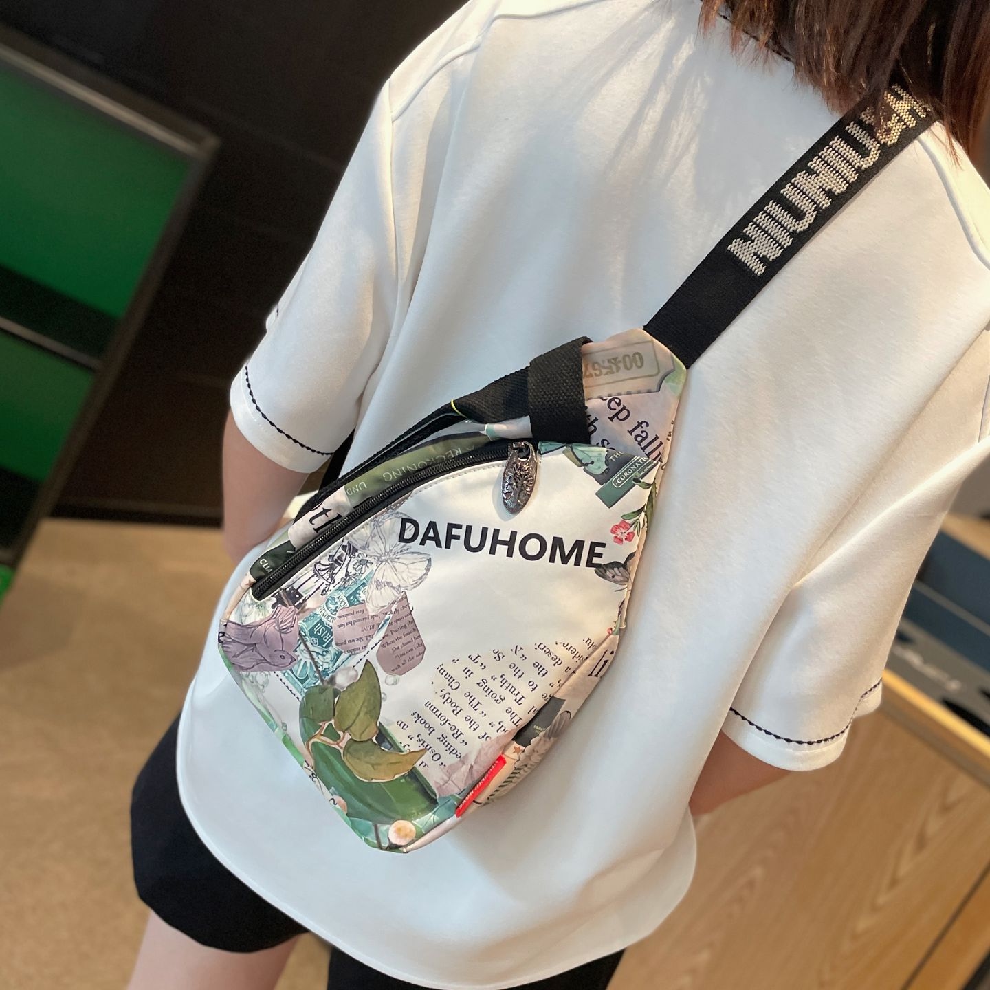 超火秋冬小众包包女2025新款轻便女士斜挎包高级休闲户外旅游胸包