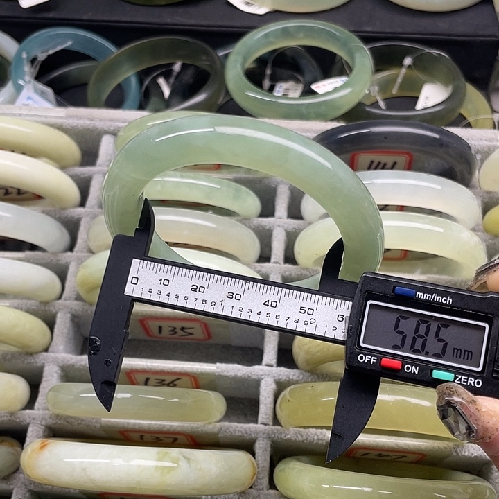 蛇纹石玉未镶嵌手镯135