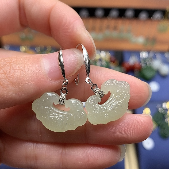 和田玉银S925镶嵌耳饰如意锁冰晴水20左右