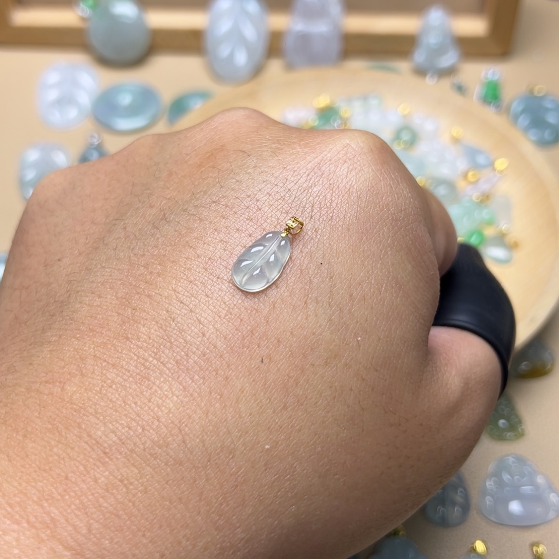 翡翠颈饰18K金镶嵌叶子