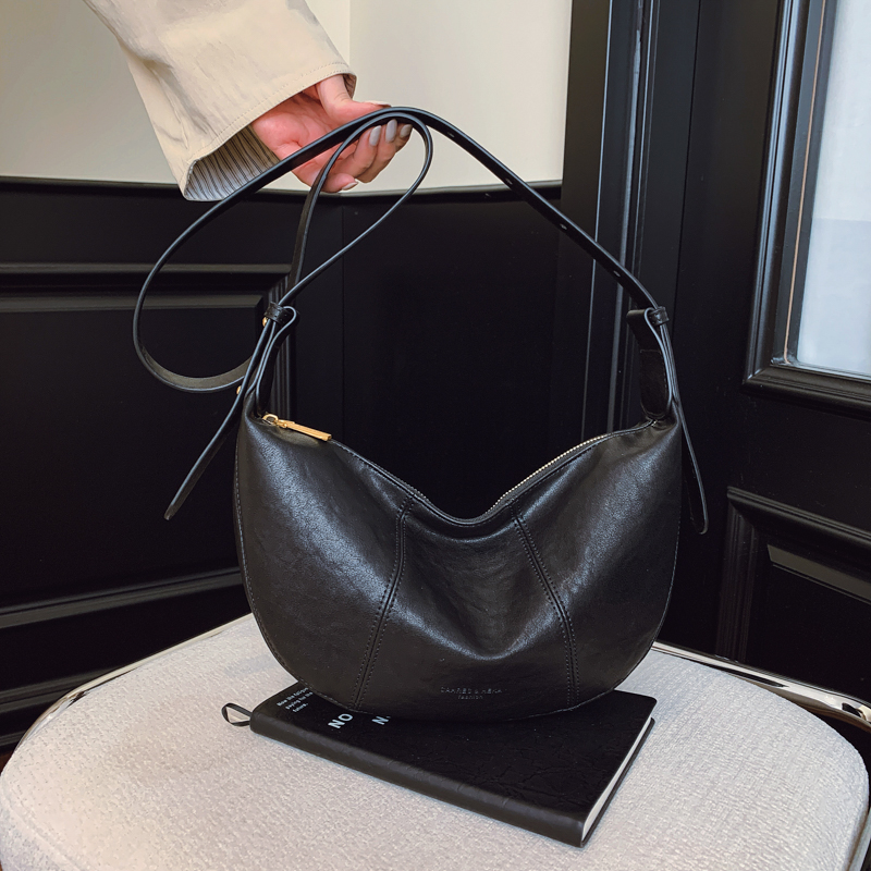 牛角包防刮拉链斜挎包褶皱牛皮包肩包夏季饺子包