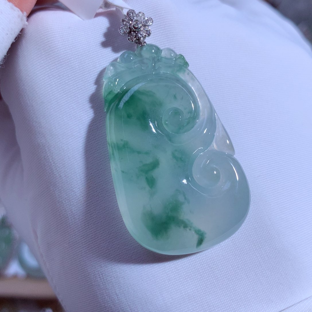 翡翠颈饰18K金镶嵌如意