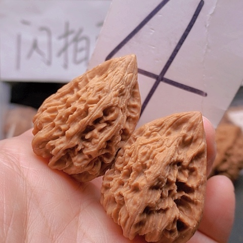 吊坠桃核全品红狮子一帆风顺