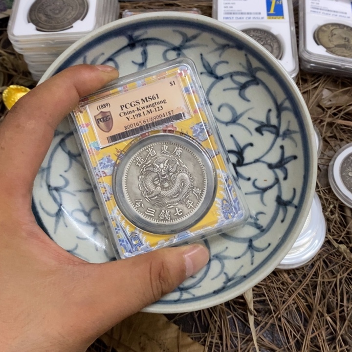 瓷片。              