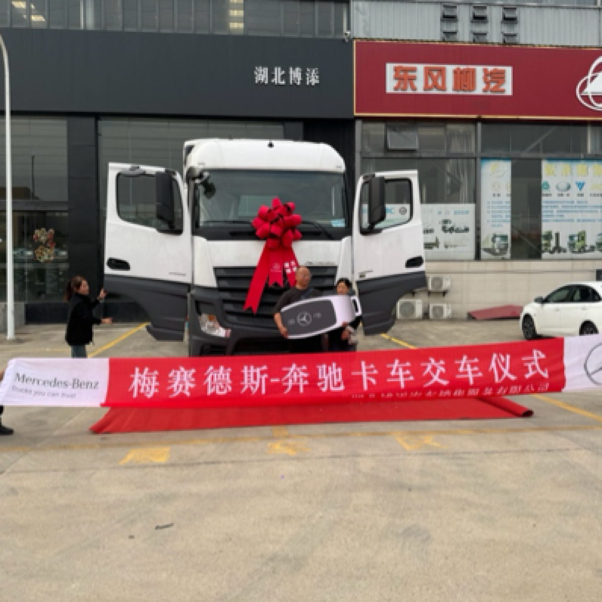 奔驰阿克托斯专用智能悬浮巨屏，4G导航四路监控一体机