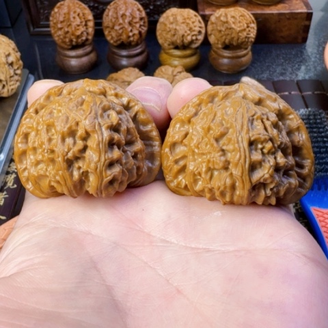 文玩核桃吊坠白狮子