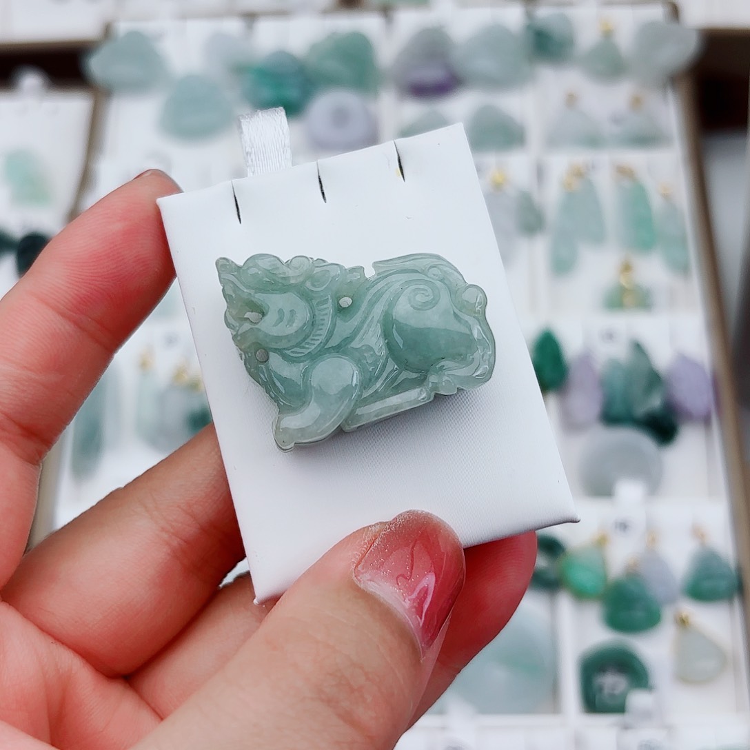 翡翠颈饰未镶嵌麒麟