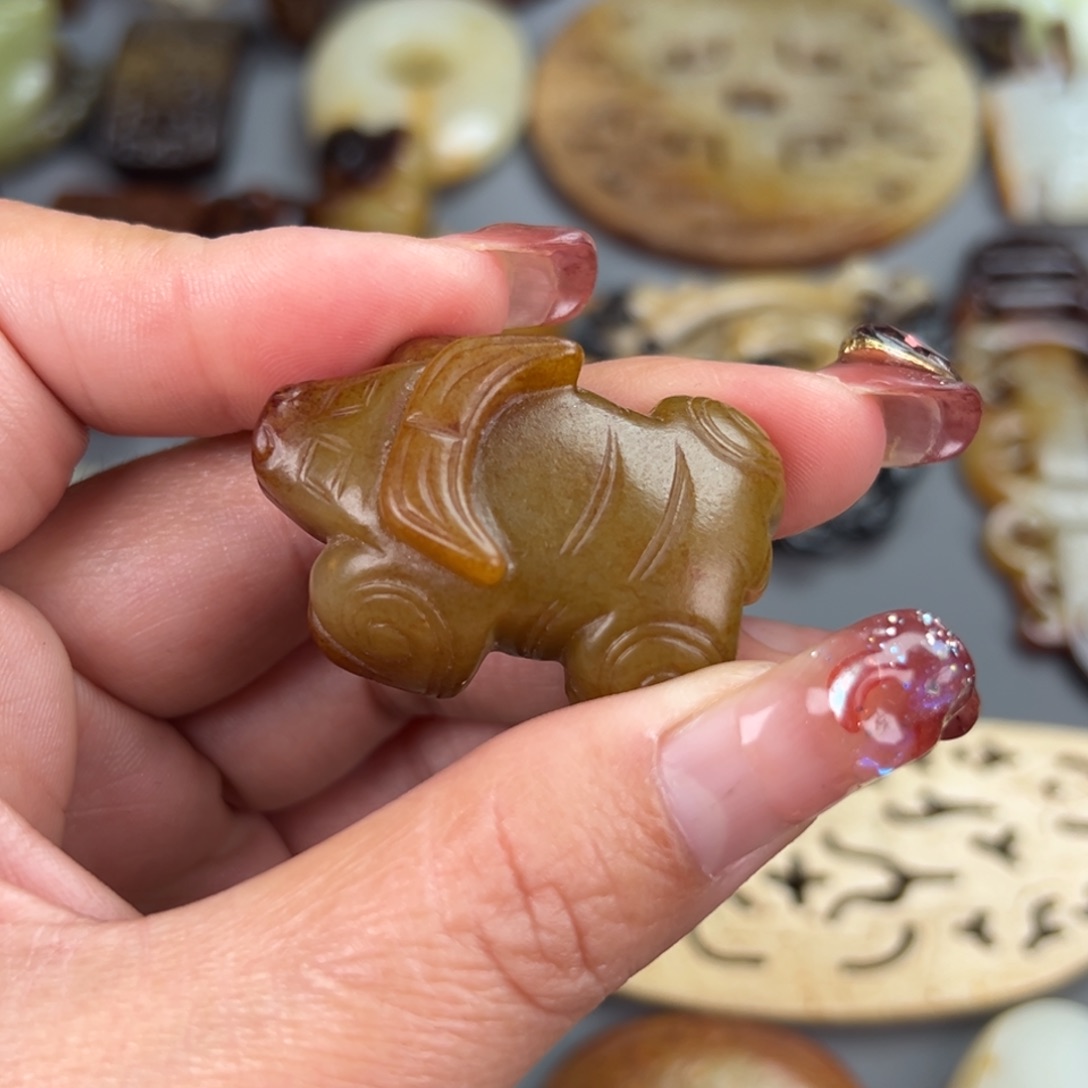 和田玉（糖玉）颈饰未镶嵌弱**体